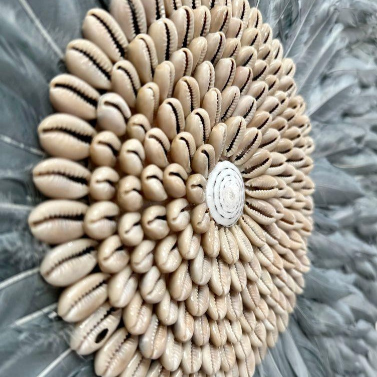 Plumea - Jujuhat Plumes grises et Coquillages 60cm - bohobloom.fr