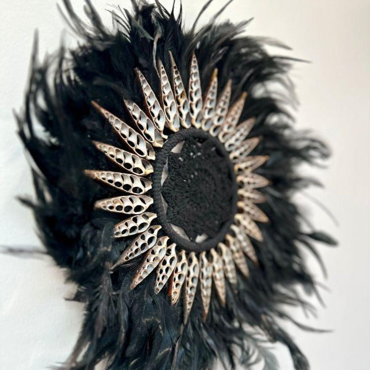 Sharp - Jujuhat noir Plumes, Coquillages pointus et Macramé 30cm - bohobloom.fr