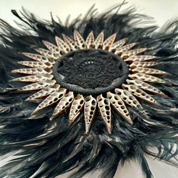 Sharp - Jujuhat noir Plumes, Coquillages pointus et Macramé 30cm - bohobloom.fr