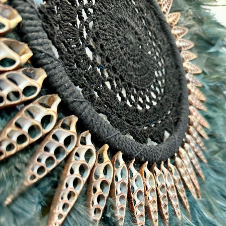 Sharp - Jujuhat noir Plumes, Coquillages pointus et Macramé 60cm - bohobloom.fr