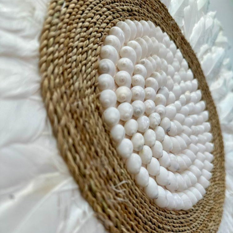 Feather - Jujuhat Plumes blanches, Paille et Coquillages blancs 60cm - bohobloom.fr