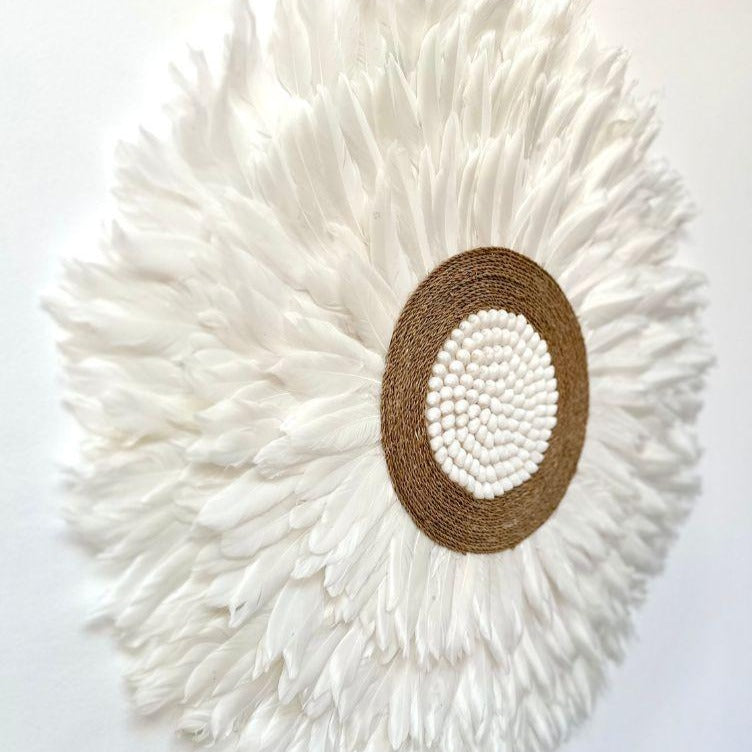 Feather - Jujuhat Plumes blanches, Paille et Coquillages blancs 60cm - bohobloom.fr